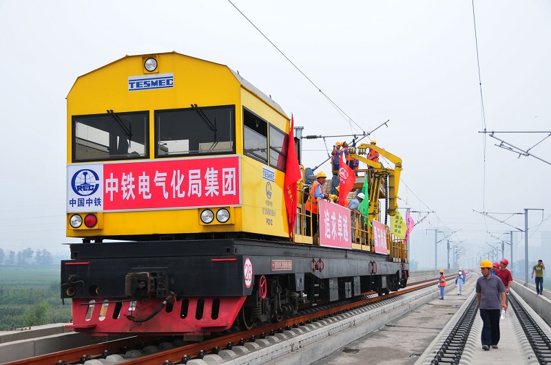 1-2  圖為津秦鐵路客運專線接觸網(wǎng)導線架設(shè)作業(yè)現(xiàn)場。 李朝臻攝.jpg