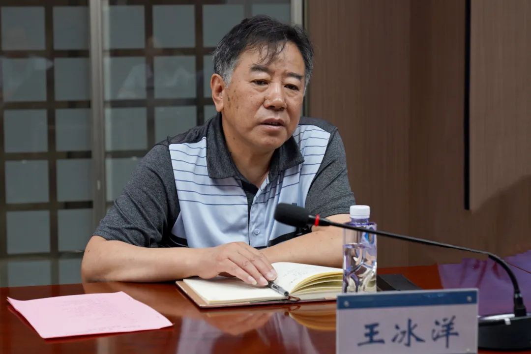 王冰洋進(jìn)行座談交流.jpg